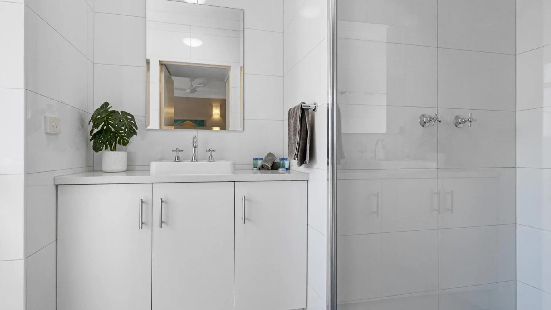 Classic Beachfront Apartment Torquay Australia